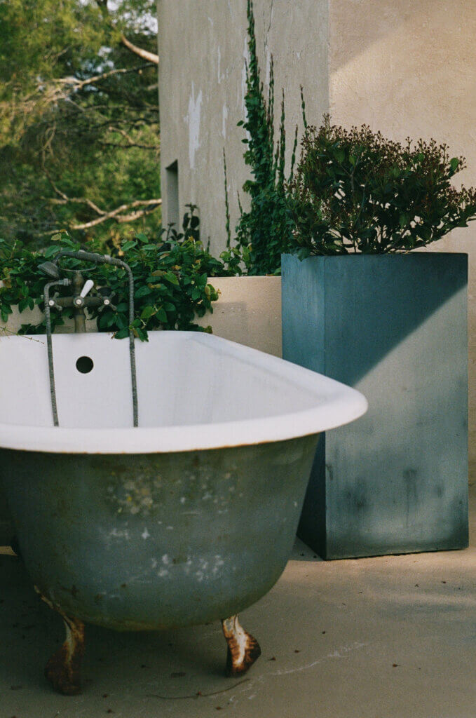 Luxury Villa Anais Outdoor Clawfoot Bathtub