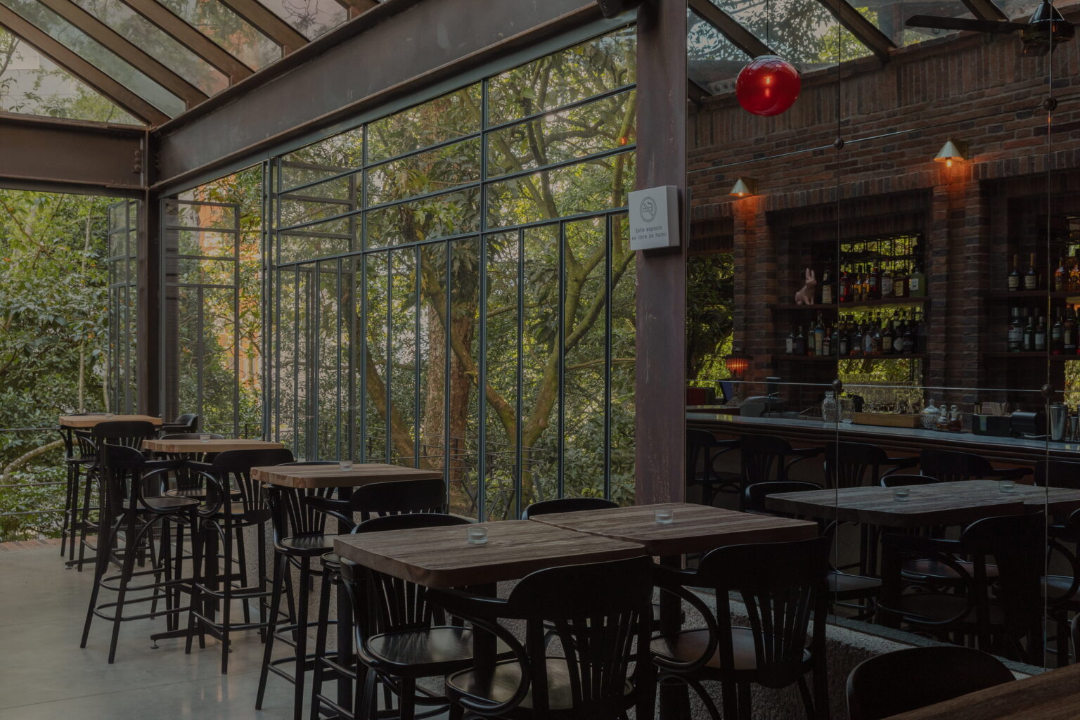 Ocio restaurant surrounded by greenery in Medellín